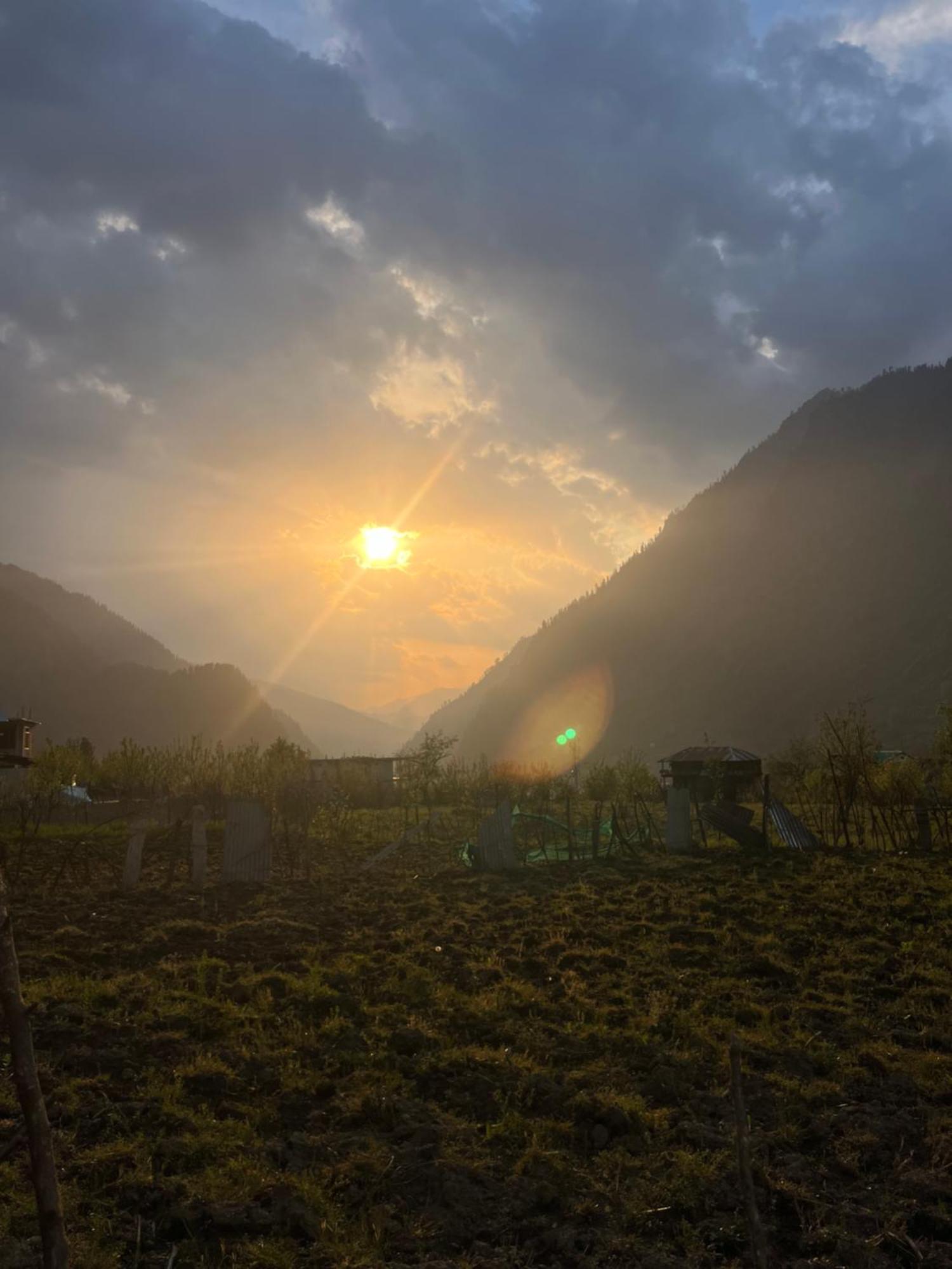 Golden Luck Mann Cafe Hotel Kalgha Екстериор снимка